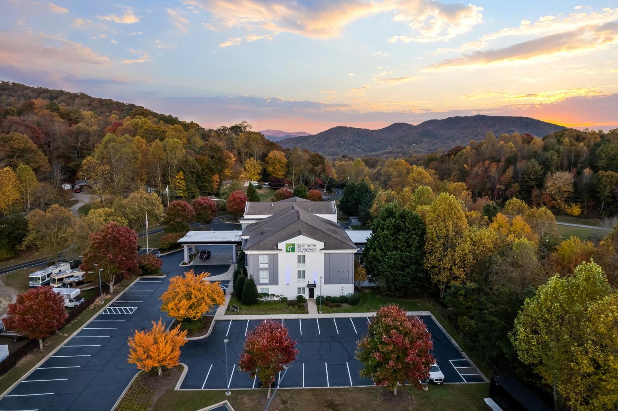Holiday Inn Express & Suites Sylva / Dillsboro By Ihg Bagian luar foto